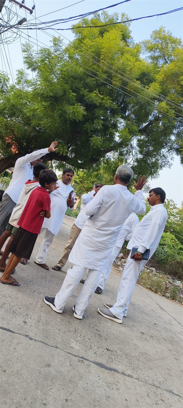 సువార్త పత్రికలు అందిస్తూ, ప్రజల కొరకు ప్రార్థిస్తున్న పరిచర్య బృందం