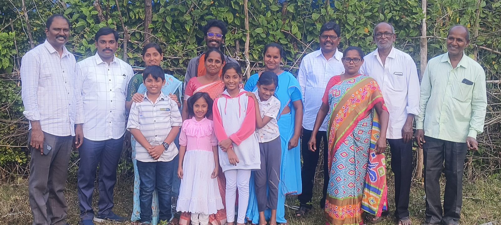 సంఘ పెద్దలు, కుటుంబాలు మరియు విశ్వాసులు కలిసి ఉన్న సమూహం