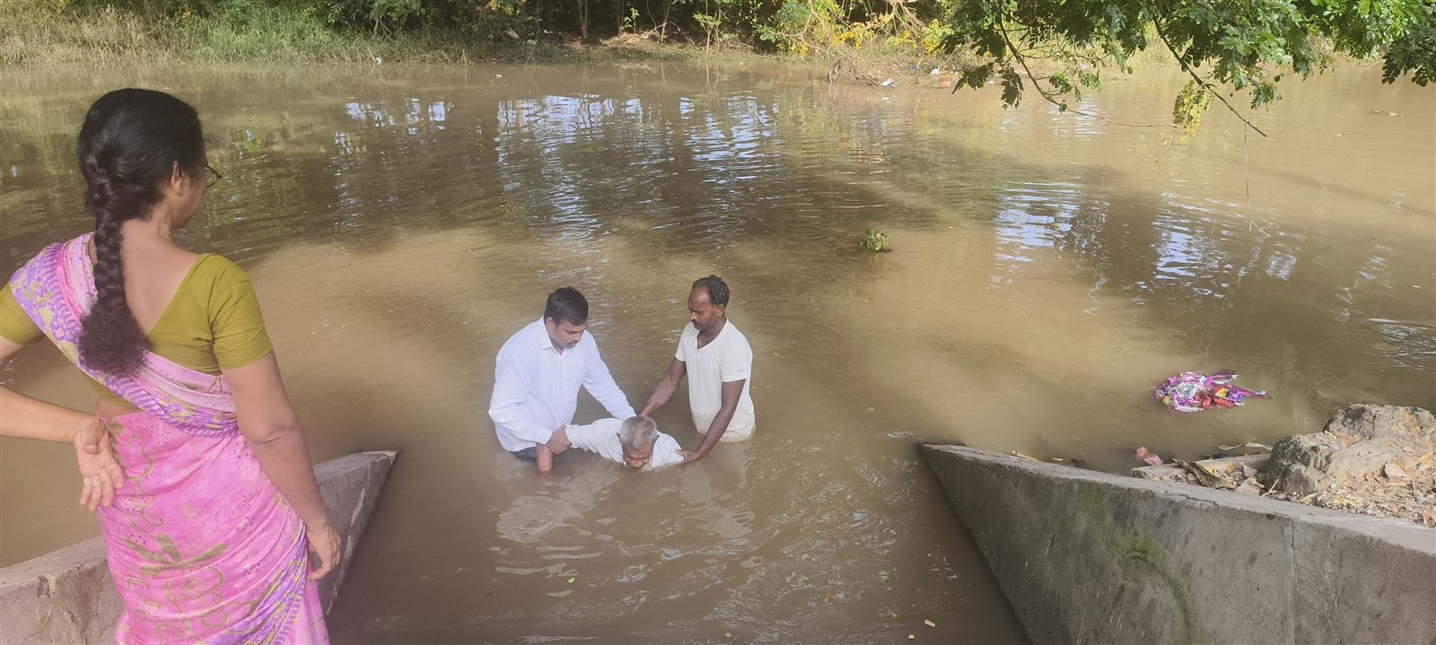 నదిలో జల బాప్తిస్మ ఆరాధన