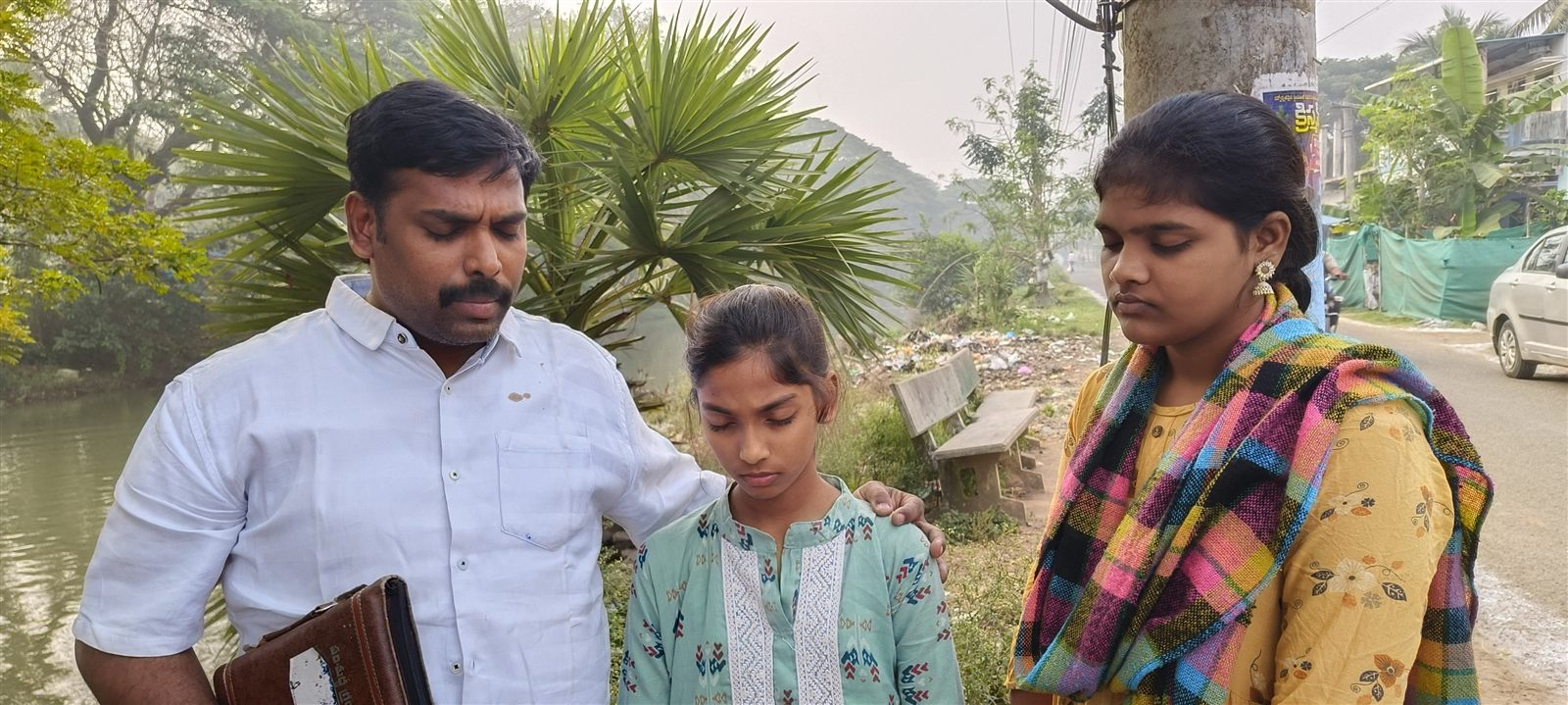 పాస్టర్ నక్కా విక్టర్ పాల్ గారు మరియు సంఘ విశ్వాసులు ప్రజల కోసం ప్రార్థిస్తున్న దృశ్యం