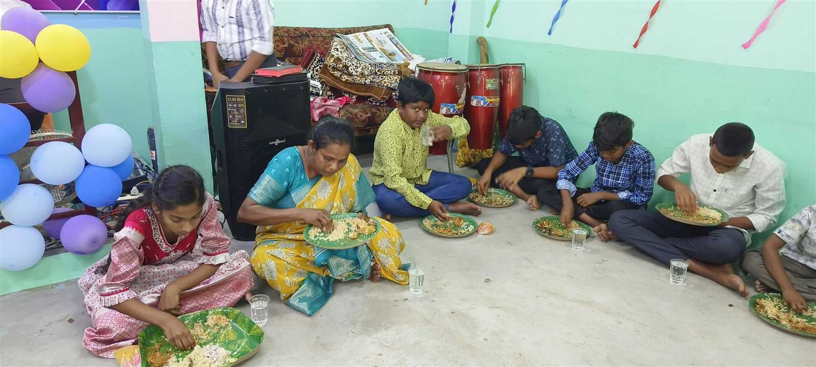 ప్రేమ విందు మరియు అన్నదాన కార్యక్రమం సాంప్రదాయ ఆకులలో ప్రేమతో వడ్డిస్తున్న దృశ్యం